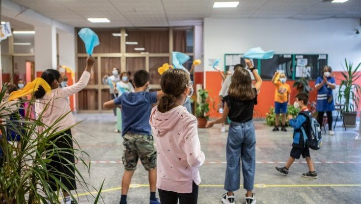 Per chi suona la campana: il primo giorno di ragazze, mamme e presidi