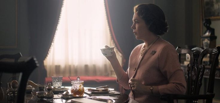 'The Crown', svelata la prima foto dal set: ecco Olivia Colman in versione Elisabetta II