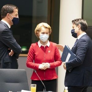 Consiglio Ue, Conte: "Negoziato ad uno stallo, è più difficile del previsto". Incontro con Rutte e von der Leyen