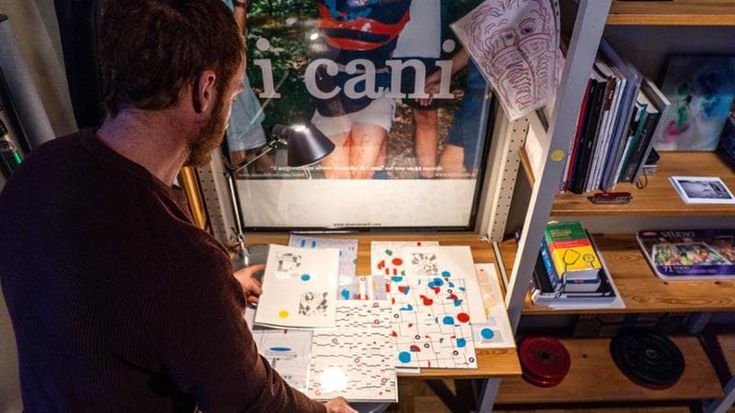 Le idee di Erik Saglia nate in un appartamento mini con mobili trovati in giro