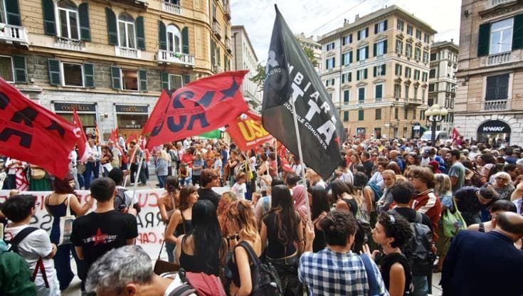 Caso scuola Daneo, centinaia al presidio davanti alla Prefettura, si moltiplicano gli striscioni