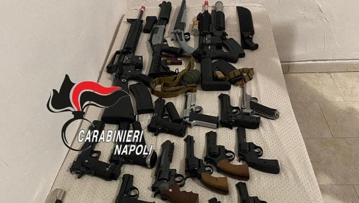 Napoli, Porta Nolana: “Uomo in mimetica minaccia con la pistola passanti”. A casa armi giocattolo