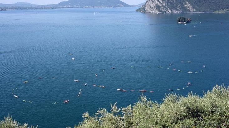 Il ‘Terzo Paradiso dell'Energia’ ha acceso Monte Isola e il Lago d'Iseo