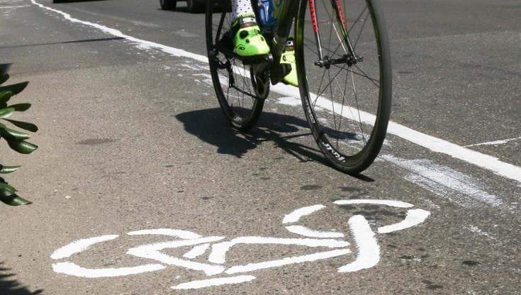 Un festival per chi usa la bici tutti i giorni: “Ma le piste ciclabili qui si stanno sgretolando”