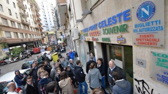  Febbre Napoli-Juventus: tifosi in fila davanti alle ricevitorie per il big match al San Paolo l'1 dicembre