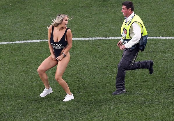 Tottenham-Liverpool, 'gara sospesa': la modella Kinsey Sue invade il campo