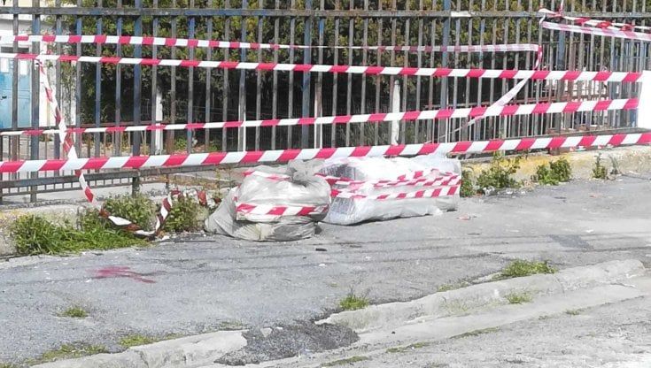 Pianura, amianto in strada nei pressi di una scuola: rimosso dopo 4 giorni