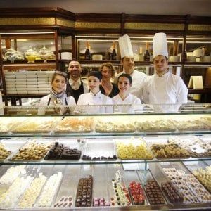 In vetrina alla Sabauda una pasticceria mignon da resuscitare i morti