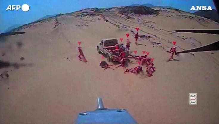 Yemen, gli Houthi diffondono video shock: attacchi con droni a uomini delle forze governative