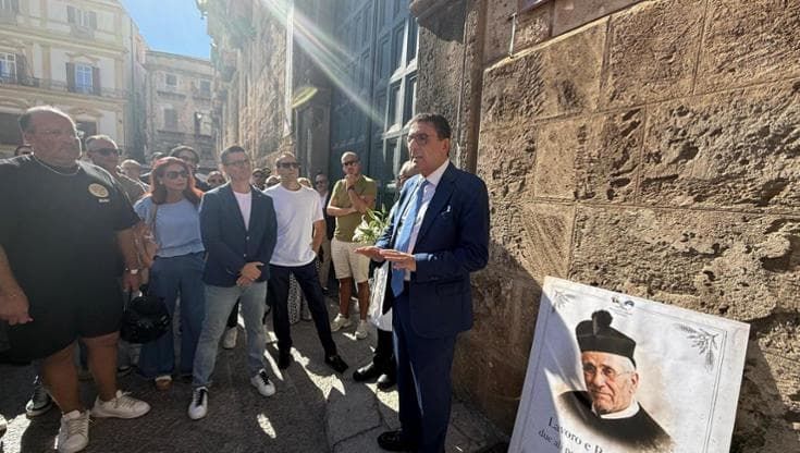Prime comunioni ogni 5 anni, protesta dei commercianti alla Curia: “La fede non escluda il lavoro”