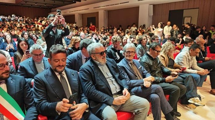 Alla Lum c’è Totti, spunta Emiliano in prima fila: l’ex governatore da poco nominato prof