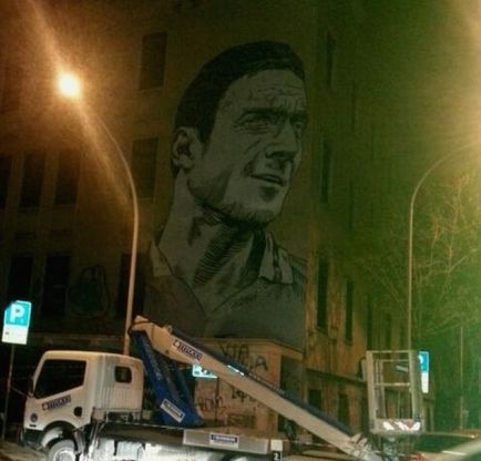 Il mega murale di Francesco Totti<br />sulla facciata di una scuola a San Giovanni