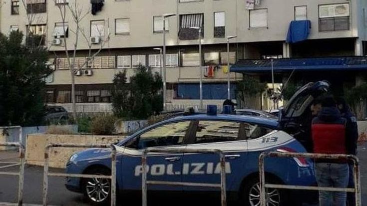 “Adesso te lo tieni”, la lite per un ragazzo poi le coltellate: 19enne arrestata a Tor Bella Monaca