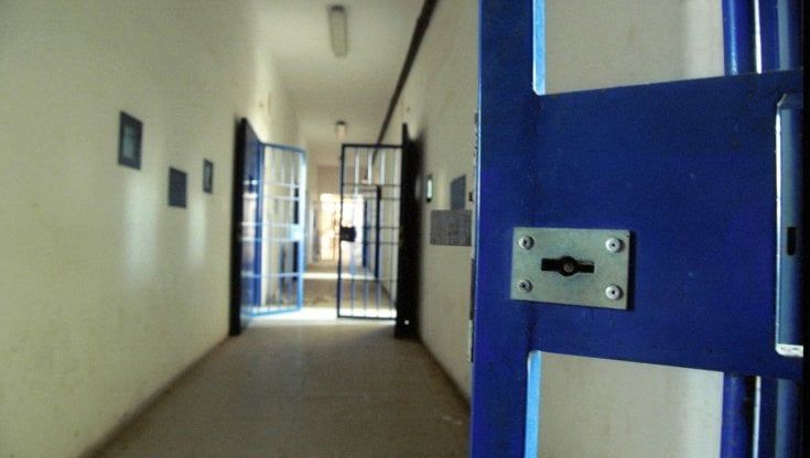 Quell'abbraccio triste tra una mamma e i suoi figli insieme nello stesso carcere