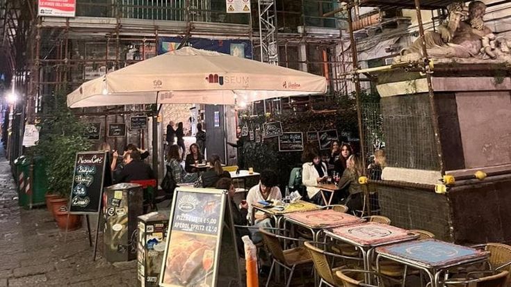 Napoli, statua del Nilo “protetta” per lavori ma sotto restano i tavolini: scoppia la protesta