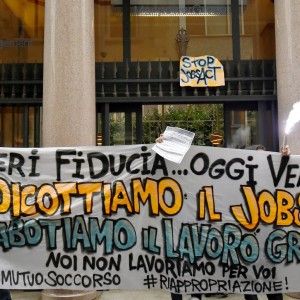 Jobs act, blitz dei centri sociali in agenzia interinale a Milano: "Sabotiamo il lavoro gratis"