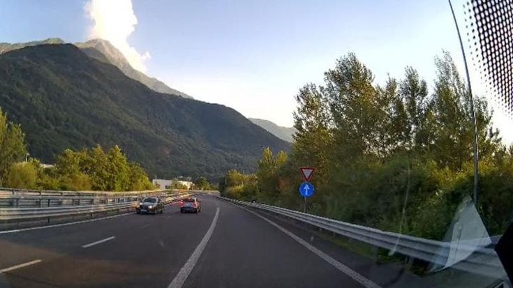 Colico, auto contromano sulla Statale 36: secondo caso in pochi giorni. Un'ambulanza evita il peggio