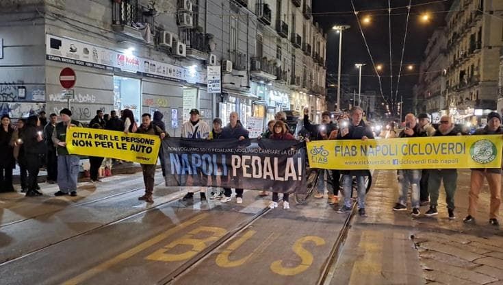 Flash mob in Corso Garibaldi, bici contro la violenza stradale. “Qui nessuno rispetta i limiti”