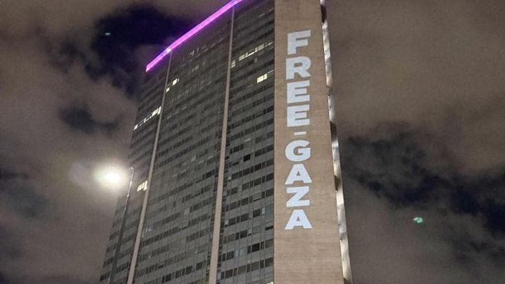 Fontana sul Dem Romano fermato a Gaza: “Prevedibile”. E sulla scritta sul Pirellone: “Atto illegale”