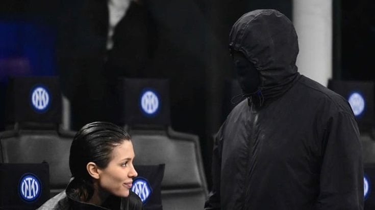 Kanye West assiste a Inter-Atletico con una misteriosa maschera nera sul volto