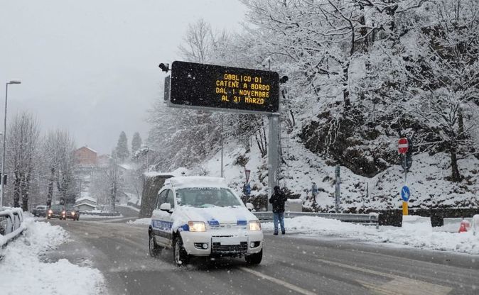 Neve in Liguria, treni tagliati, disagi in autostrada