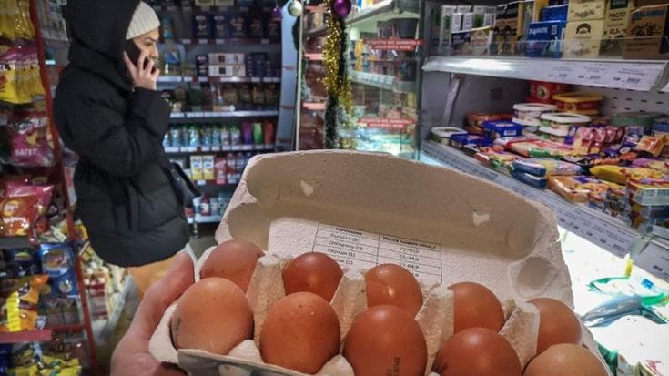 Russia, prezzi alle stelle: in coda per le uova come ai tempi dell’Urss. A rischio l’insalata russa di Capodanno