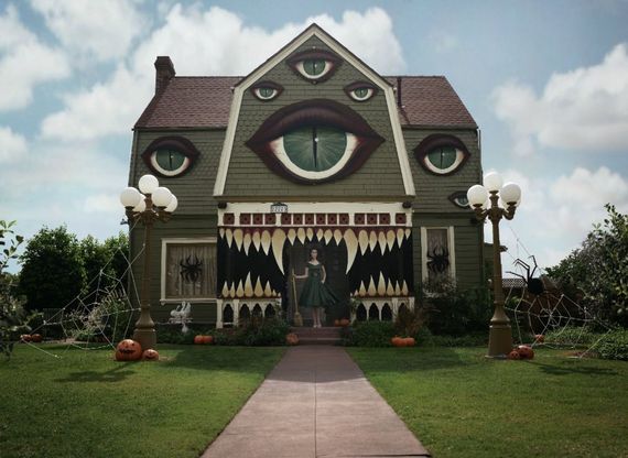 Los Angeles, decora la casa dei genitori per Halloween: il risultato è spaventoso