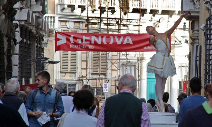 Genova, un carillon vivente in via Garibaldi
