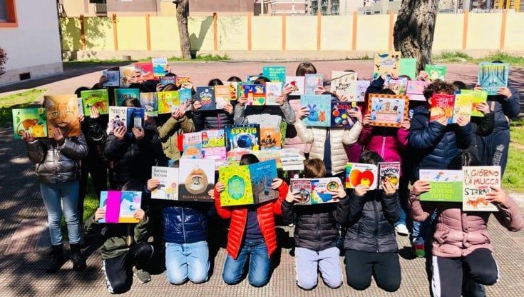 Bari, i bambini della primaria raccolgono mille euro realizzando 750 braccialetti solidali: "Regaleremo libri ai piccoli ricoverati"