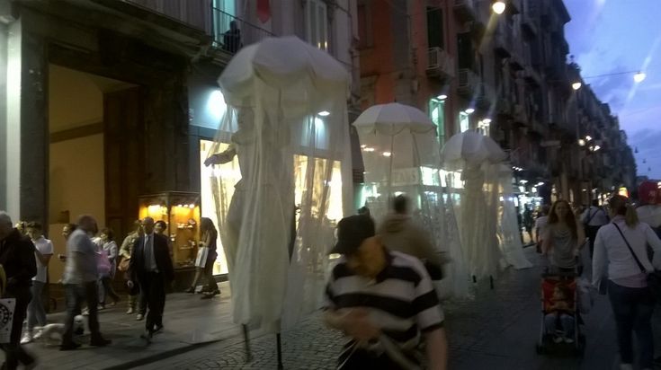 Artisti di strada ipnotizzano i passanti