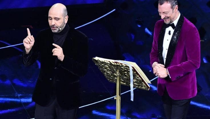 Sanremo 2022, la fiaba di Checco Zalone contro l'omofobia divide i social: "Geniale". "Non fa ridere"