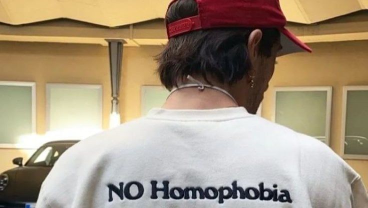 Sanremo 2022, Damiano dei Maneskin con la felpa Lgbtq 