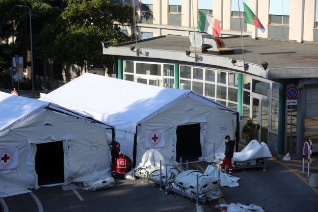Covid, nel parcheggio del San Martino un ospedale da campo della Croce Rossa