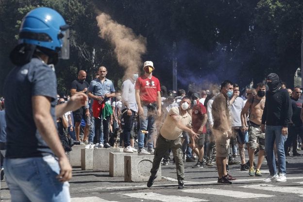 Neofascisti al Circo Massimo, cariche, scontri e braccia tese