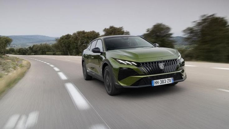 Nuova Peugeot 408, look aggressivo e grande comfort per la fastback elettrica o ibrida