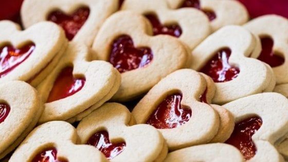 Verona, mangiano biscotti fatti in casa alla festa di matrimonio: otto all'ospedale