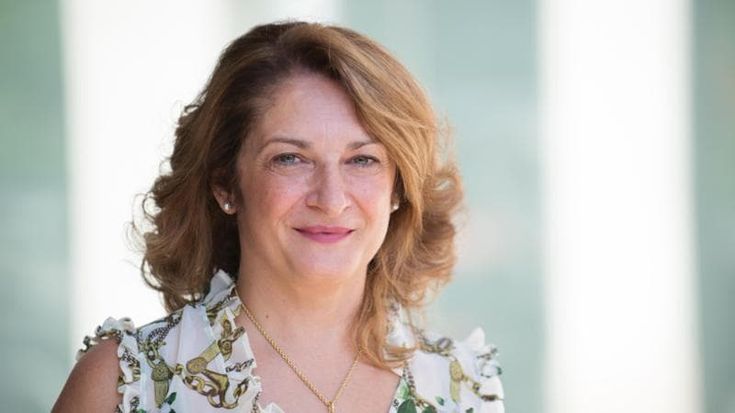 La scrittrice e apicultrice Cristina Caboni: “La vera sorellanza è nelle camminate tra donne”