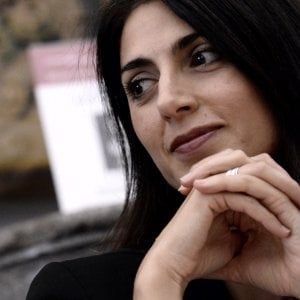 Roma, caos rotazione dei dirigenti: l'80% rifiuta il cambio. Pressing su Raggi