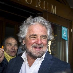 Grillo: "Adesso è il momento di proteggerci, rimpatriare subito tutti gli immigrati irregolari"