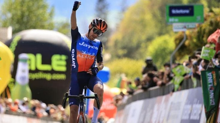 De Marchi, fuga e vittoria al Tour of the Alps: gli attacchi, il vento in faccia, il braccialetto dedicato a Regeni del più antico dei corridori moderni