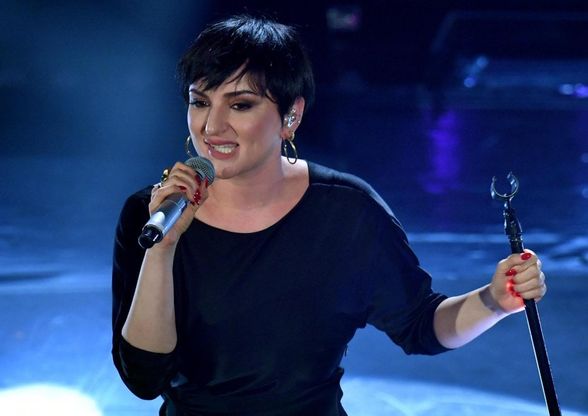 Arisa canta con la febbre e stona, ma il pubblico è con lei: "Ti amiamo lo stesso" 