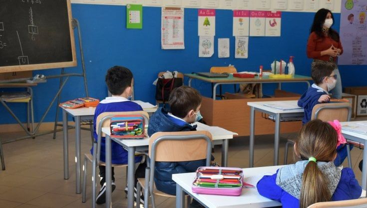 Aerazione a scuola, per battere il Covid la ricetta è semplice ma l'Italia si ostina a ignorarla