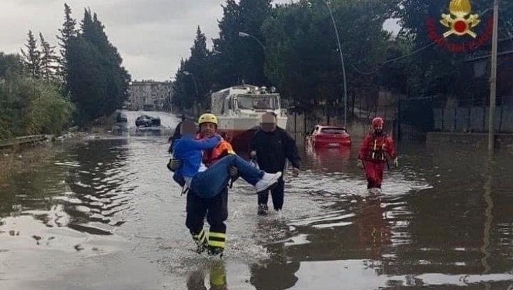 Violento nubifragio a Palermo, strade allagate e automobilisti intrappolati