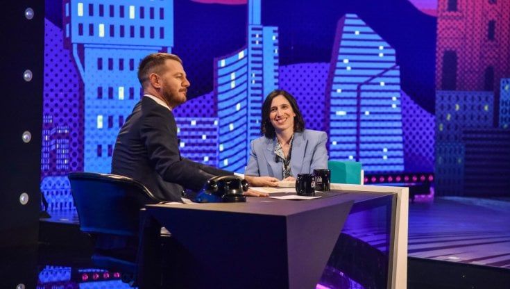 Cannabis, videogame e “Imagine” al piano: Schlein diventa pop in tv