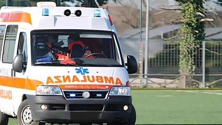 Biella, malore in campo per un calciatore di 17 anni: salvato col defibrillatore, ora è in ospedale