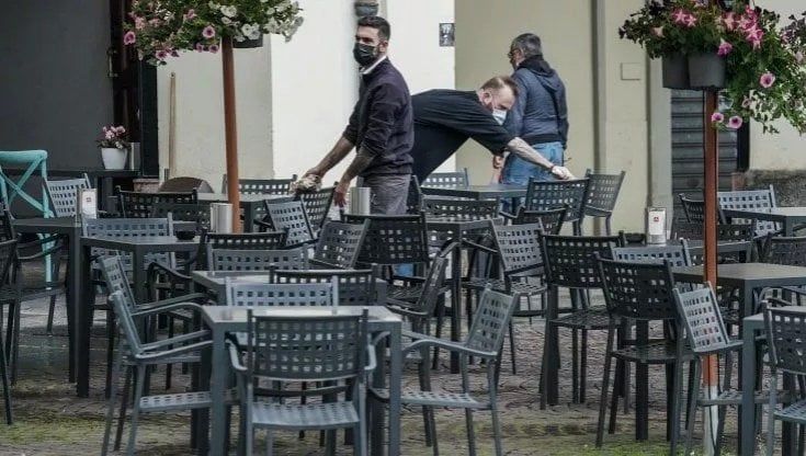 Permessi, marciapiedi e costi agevolati, ecco le nuove regole per i tavolini all’aperto a Firenze