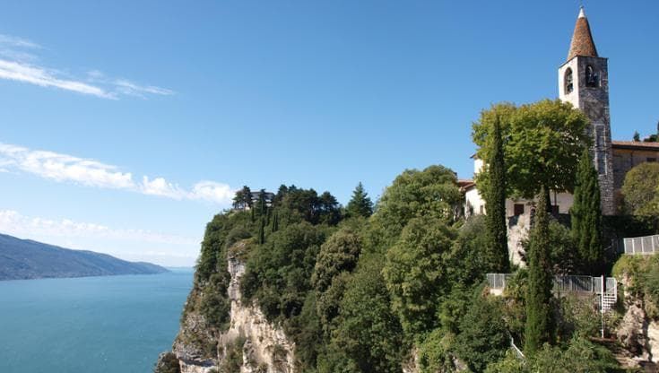 Strada della Forra: percorso sospeso tra lago e roccia