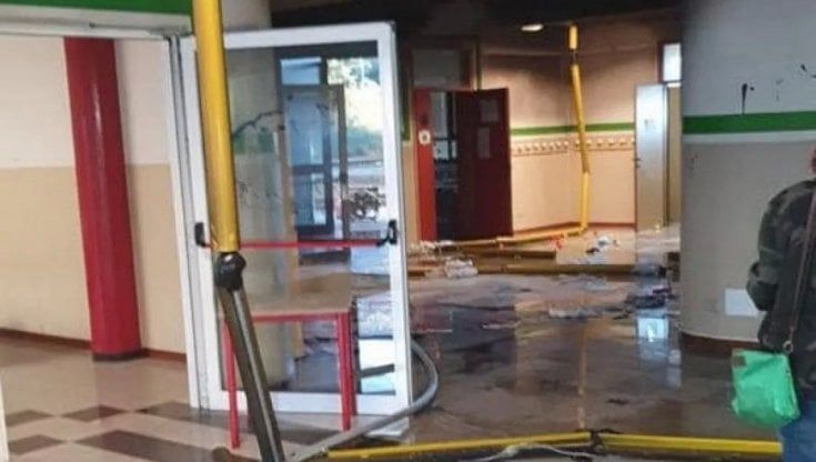 Distrussero una scuola nel Bresciano, arrestati quattro baby vandali: il più grande ha 16 anni   