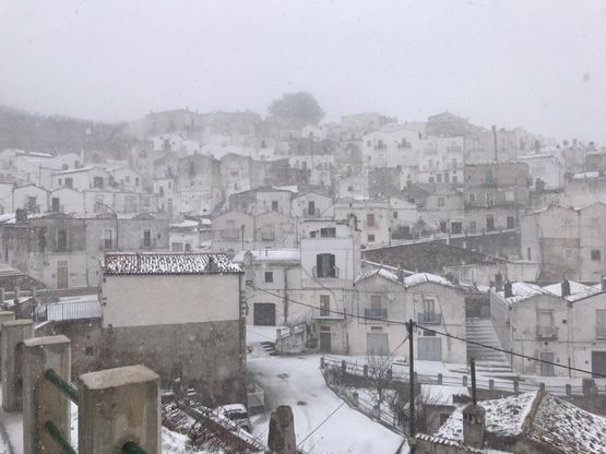 La neve imbianca Monte Sant'Angelo: il paesaggio è da fiaba