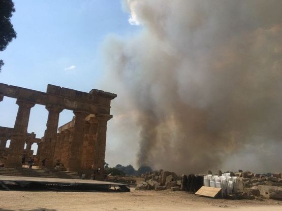 Fiamme accanto ai templi greci: incendio al parco archeologico di Selinunte